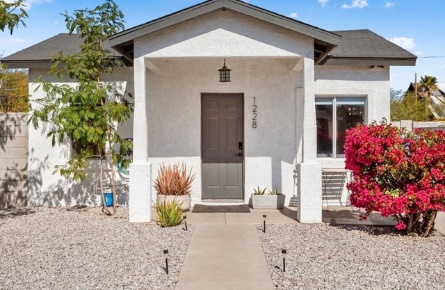 MMB Circa 31 ~ Minimal Modern Bungalow Downtown Phoenix
