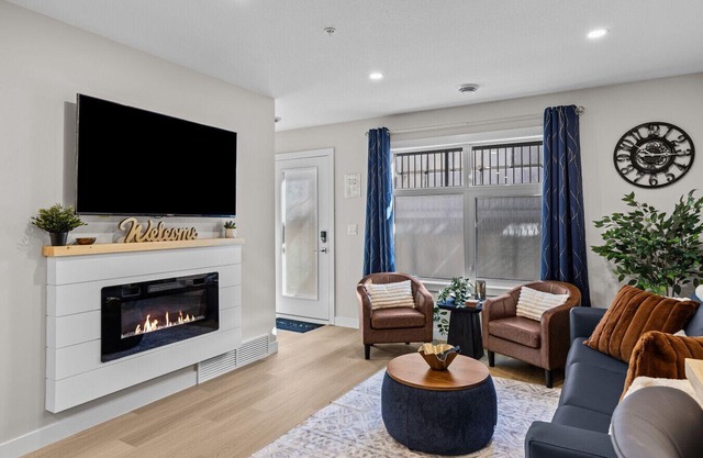 Mnt Peak Views | Steps to Banff Gate | Hot Tub