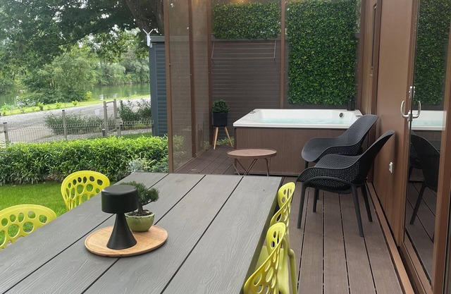 Mobile home in the shade of mighty oaks with a wonderful view of the river Kolpa