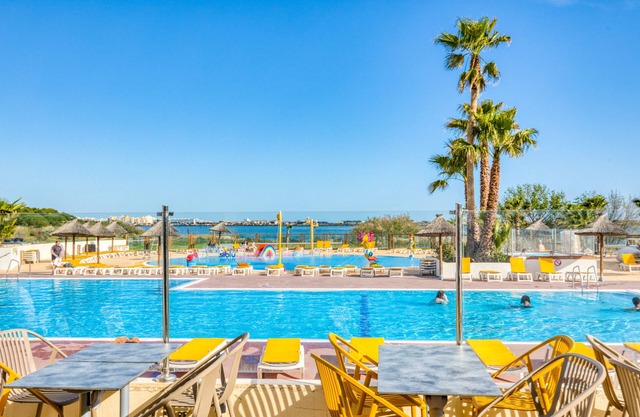 Mobile Home 'Le 370' with Shared Pool, Private Terrace and Private Garden Lattes