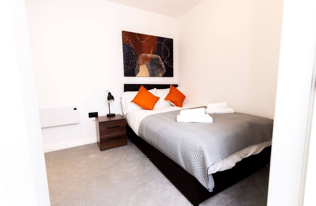 Modern 1-Bed Apartment with City Views – Walk to Leeds Centre