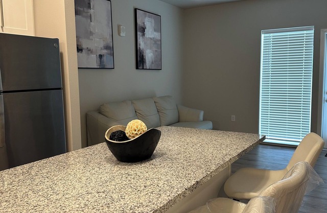 Modern 1 bedroom apt. w/pool minutes from tons of attractions and MCI airport