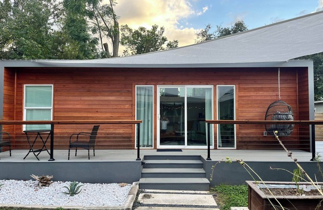 Modern 1-Bedroom Casita with Hot Tub in South Austin