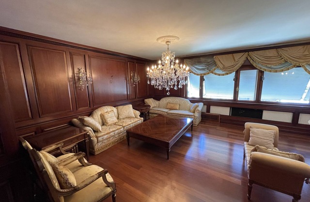 Modern 1 Bedroom Garden Apartment in Center Easy Transportation w/ King Bed