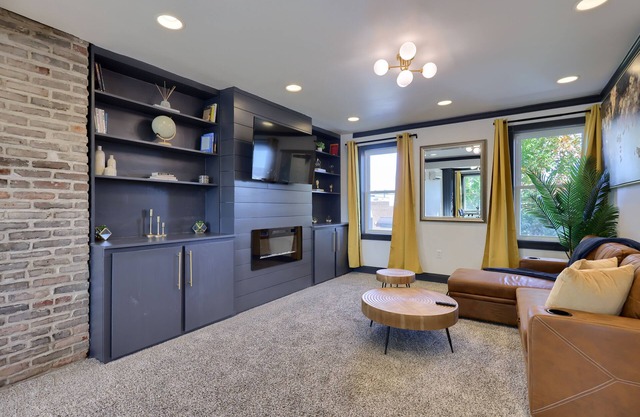 Modern 1-BR Apt by Train Station