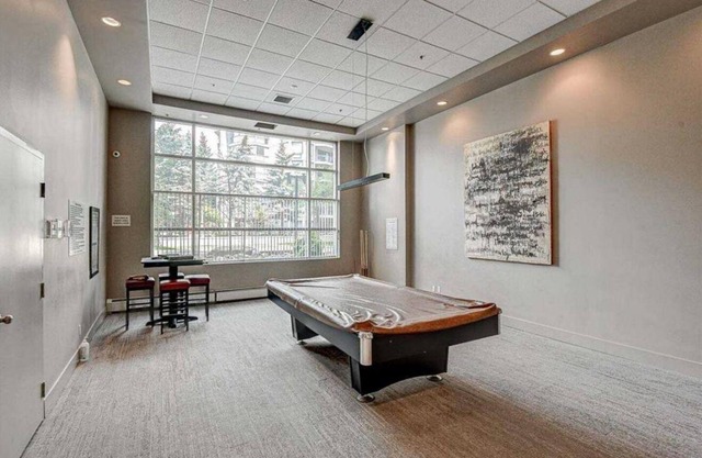 Modern 1BR DT Condo by Bow River & C-train w/Patio, Gym & underground parking