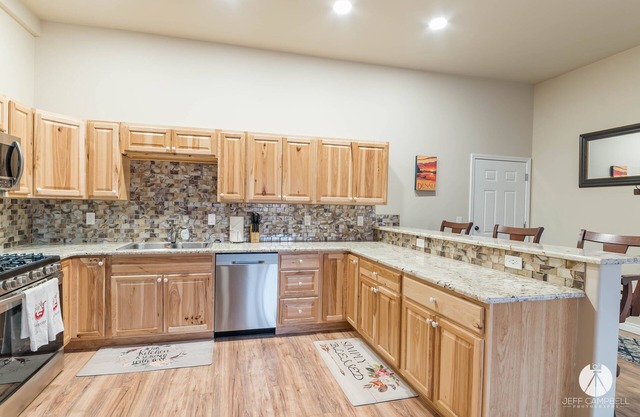 Modern 2/2! Minutes from Big Lake fun