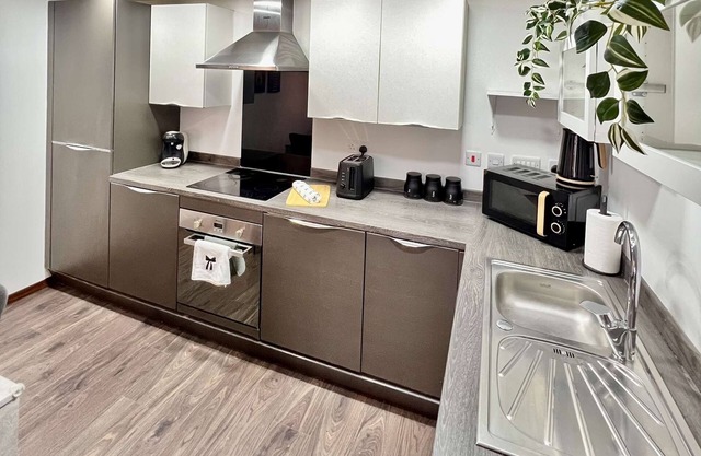 Modern 2 Bed Flat |10 Mins to NEC/BHX/HS2/Solihull