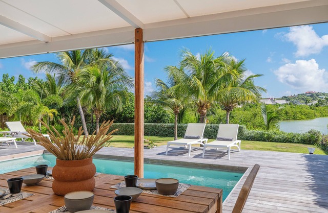 Modern 2 bedroom Villa, private heated pool, Couple & family friendly