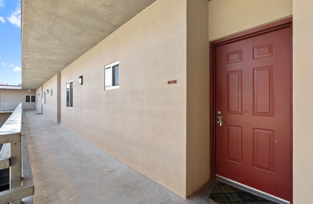 Modern 2 bedroom 2 bath condo near downtown and UT with free parking garage