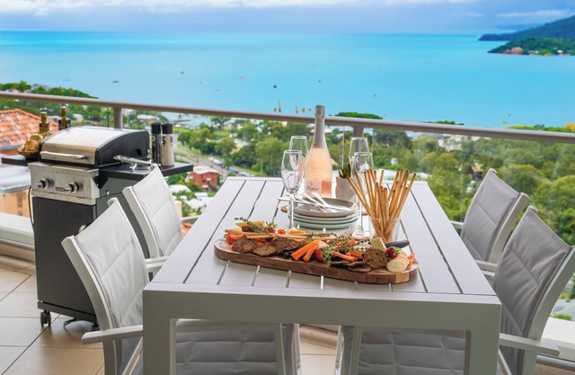 Modern 2 bedroom Apartment with Panoramic Ocean Views - Airlie Beach