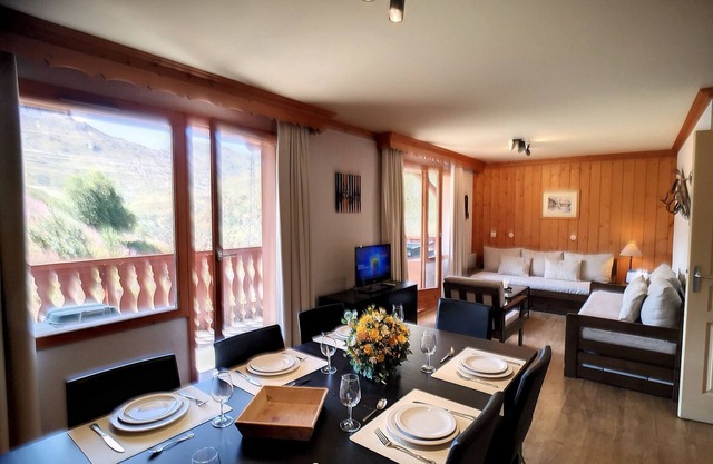 Modern 2-Bedroom Apt for 6, Ski-In/Ski-Out, South-Facing Balcony, Near Piou-Piou Club