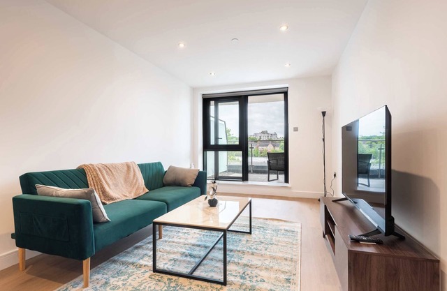 Modern 2 Bedroom Apartment with Balcony in Leeds