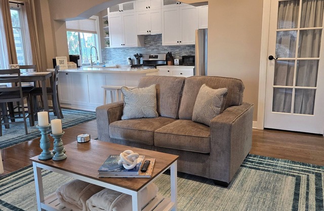 Modern 2 bedroom Condo in Historic Down Town Long Beach Building