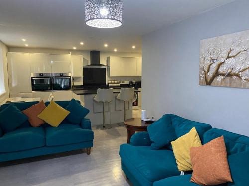 Modern 2 bedroom flat with Sky TV & free parking