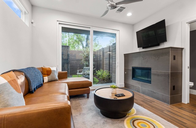 Modern 2 Bedroom Home near UT - Walk to bars and restaurants!