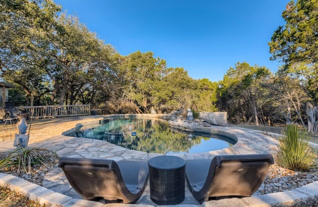 Modern 2-Bedroom Loft in Austin w Pool, Hot Tub,Fire pit,Goats,Alpacas,Chickens