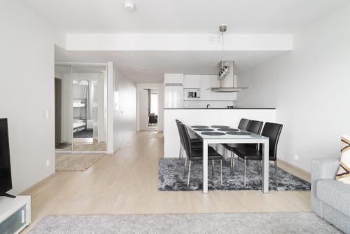 Modern 2BR apartment W 2 balconies, Metro, Helsinki 15min