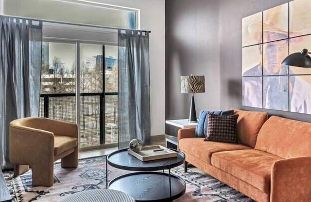 Modern 2BR CozySuites w/ pool, gym, parking! #06