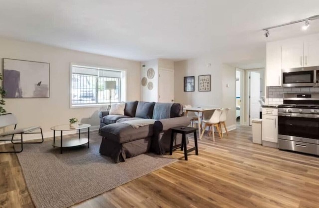 Modern 2BR East Liberty Apt | Parking Smart TV CMU