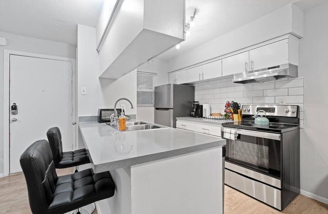 Modern 2BR Near UT Hyde Park Evonify