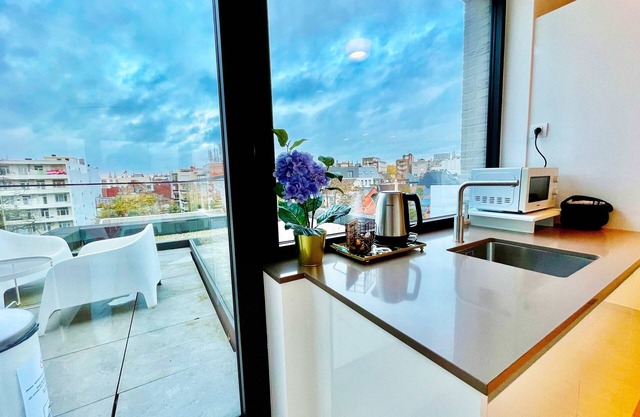Modern 2BR Penthouse Near Diamond District by Oneluxstay