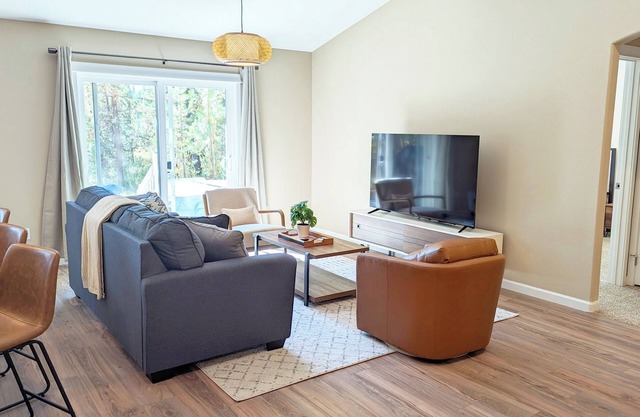 Modern 3 Bed/2 Bath South of Sunriver with Hot Tub and A/C