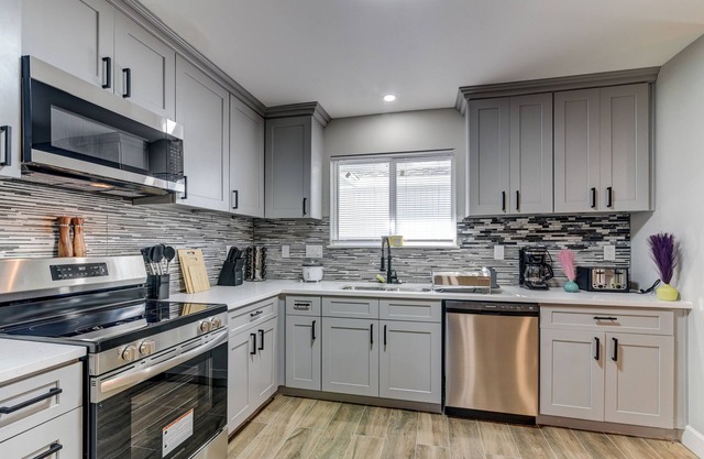 Modern 3 bedroom home with Hot tub and great outdoor ambiance!