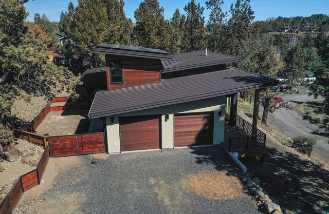 Modern 3-bedroom house with WiFi, AC in Bend/Tumalo