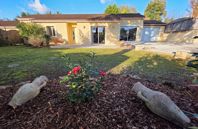 Modern 3 bedroom villa ideal location 1 minute from Sarlat-la-Canéda