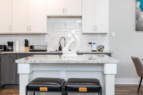 Modern 3BR Retreat - Smart TVs - Fast WiFi - Near Downtown - Med Center - NRG Stadium - Private Backyard