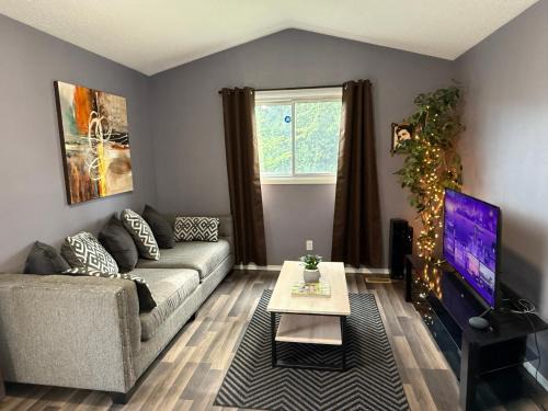 Modern 3BR Riverside Apt with Office and Two Lounges
