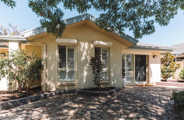 Modern 3BR with Courtyard in Lyons