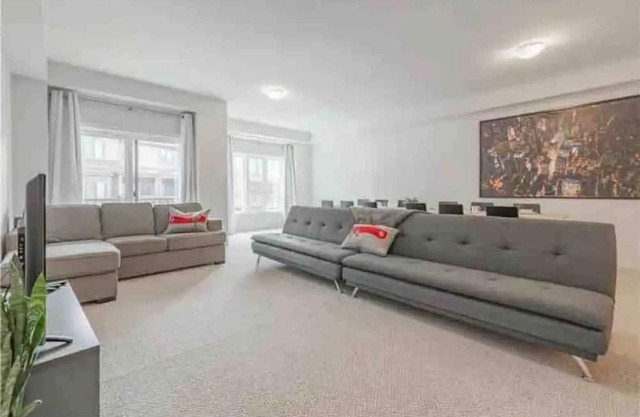 Modern 4 bedroom house in Waterdown