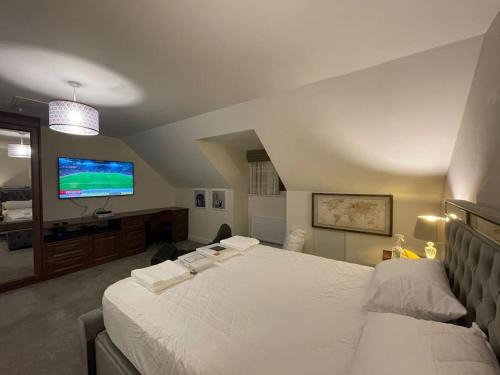 MODERN 4 BEDROOM HOUSE WITH GARDEN & PARKING