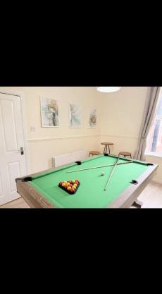 Modern 4 bedroom property 8 beds wifi smart tv games room pool table