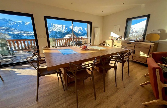 Modern 4* chalet, south terrace, sauna, direct access to lake and slopes. Linen included.
