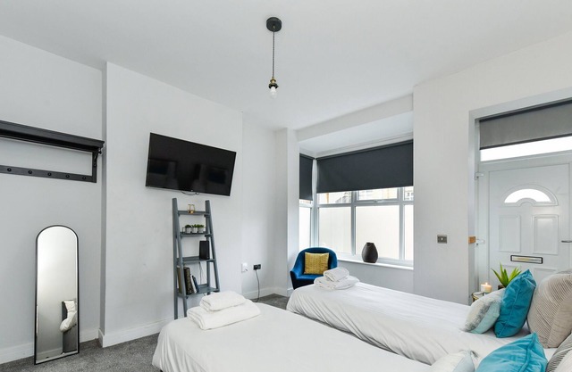 Modern 4bed House at Milner Road