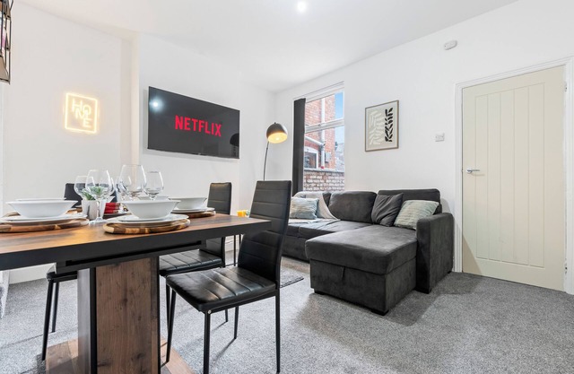 Modern 4BR Leicester Home | Garden | Sleeps 10