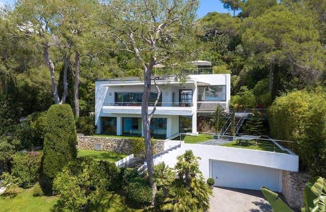 Modern 5 Bedrooms Villa on the sea