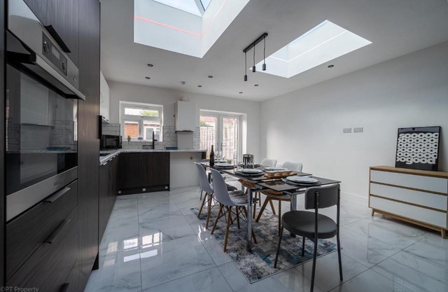 Modern 5 bed home in Ealing, free driveway parking, sleeps 8