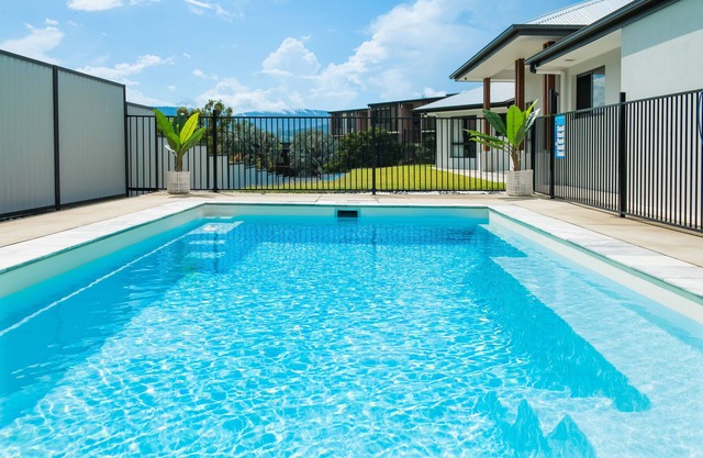Modern 5 Bedroom , 3 Bathroom Holiday Home with Sparkling Pool