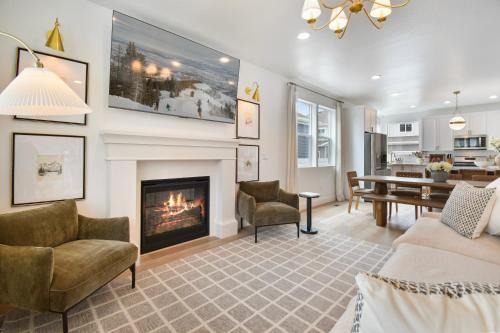 Modern 6br near skiing luxe sleeps 12 hot tub