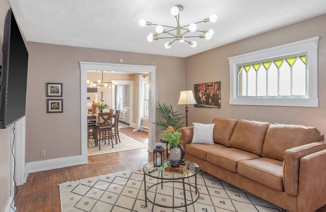 Modern 6BR Near Syracuse U, Destiny & Zoo Sleeps 18
