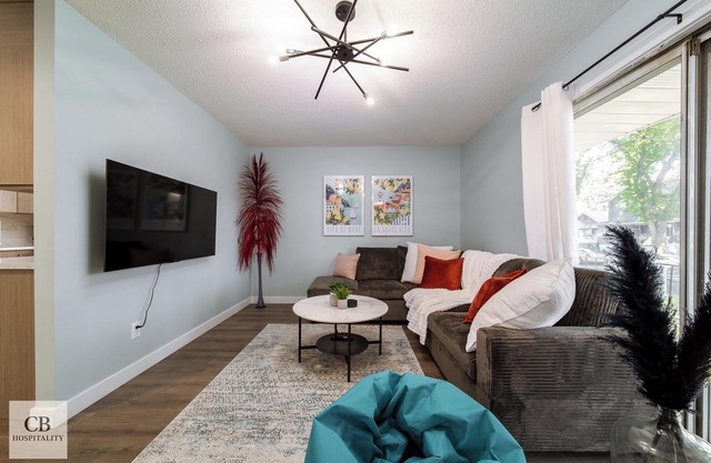 Modern 9 bed Home 2 Kitchens Easy Downtown Access & Free Parking Sleeps 13