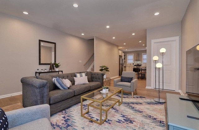 Modern All-New, Near Downtown, Private Parking - walking to Children Hospital