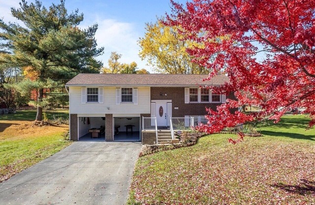 Modern and Accessible 5 Bedroom Home in Cranberry, Pittsburgh with a Game Room
