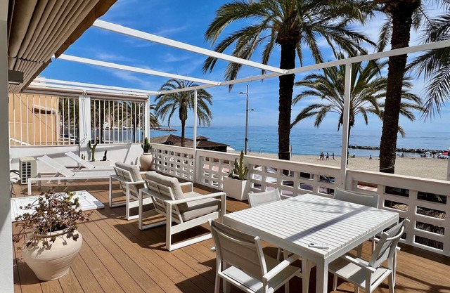 MODERN and BRIGHT APARTMENT in front of the sea!