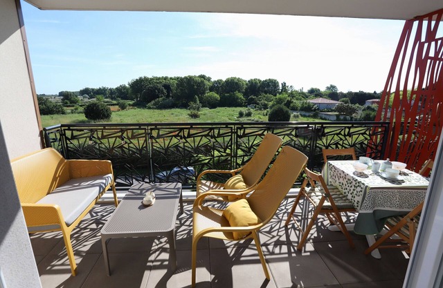 Modern and bright apartment 5 minutes from the beaches