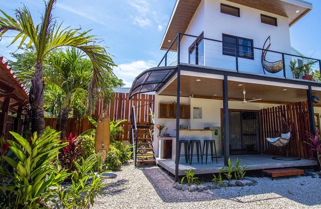 Modern And Central To Amazing Beaches!
